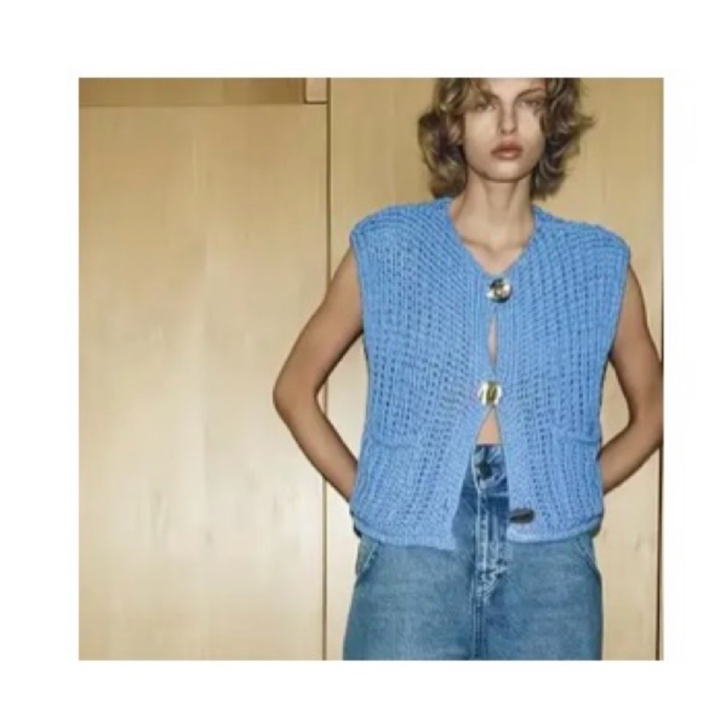 Chunky knit sleeveless vest size M